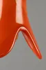 Detailaufnahme der geschwungenen Glasform der Pendelleuchte Gable von Dutchbone in Orange. Produktbild-Vorschau