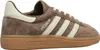 A side view of a single Adidas Handball Spezial shoe. Voir les images du produit