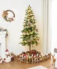 A decorated Christmas tree with presents underneath, surrounded by a small wooden fence and snowmen. Anteprima dell’immagine prodotto
