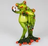 A statue of two green frogs taking a selfie. Produktbild-Vorschau