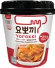 A product shot of a cup of Yopokki (rice cakes) with sauce. Anteprima dell’immagine prodotto