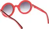 Stylische Damen-Sonnenbrille mit roten Kontrastdetails und Produktbild-Vorschau 3