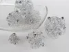 Several decorative wire balls with silver beads are arranged on a clear glass dish filled with small clear beads, with some balls placed outside the dish on a light gray surface. Produktbild-Vorschau