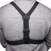 A person wearing a grey sweater with a black chest strap mount attached. Anteprima dell’immagine prodotto