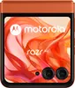 A close-up view of the front of an orange Motorola Razr 50 flip phone, displaying its screen with the Motorola logo and product name. Produktbild-Vorschau