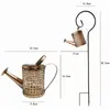 A product image showing a decorative watering can and a garden stake with a smaller watering can attached. Anteprima dell’immagine prodotto