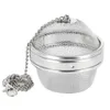 A silver mesh tea infuser with a chain and clasp, isolated on a white background. Voir les images du produit