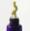 A close-up shot of a dollop of cream being squeezed from a tube. Voir les images du produit