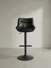 Ganzkörperansicht des drehbaren und höhenverstellbaren Barhockers in Schwarz, ideal für die moderne Hausbar oder den Küchentresen._#sku_SAFWL7.005# Produktbild-Vorschau