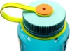 Close-up of the lid and neck of a blue Nalgene water bottle. Voir les images du produit