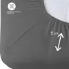 Close-up of a grey fitted sheet showing elastic edging and a measurement indicator. Náhled obrázku produktu