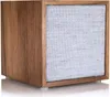 A cube-shaped speaker with a wooden casing and a fabric front. Produktbild-Vorschau