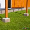 Two wooden posts are anchored to concrete bases on a grassy lawn, next to a building with orange siding. Produktbild-Vorschau