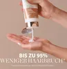 A person is squeezing conditioner from a bottle into their hand. Produktbild-Vorschau
