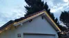 A house roof with Christmas lights strung along the edge. Produktbild-Vorschau