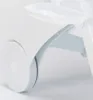 Close-up of the wheel and tray of a white plastic sun lounger. Voir les images du produit