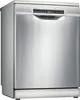 A freestanding Bosch dishwasher in a studio setting. Voir les images du produit