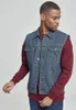 A man wearing a denim vest over a maroon sweatshirt. Produktbild-Vorschau