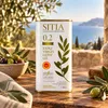 Sitia 0.2 Olivenöl 250 ml Dose auf Holztisch mit Meerblick Produktbild-Vorschau