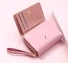 A pink wallet is displayed on a pink background. Anteprima dell’immagine prodotto