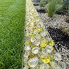 Gelber Glassplitt als Beeteinfassung zwischen Rasen und Mulch Produktbild-Vorschau