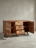 Detailaufnahme eines schwarzen, minimalistischen Griffs an einer Schublade des Sheesham-Sideboards mit natürlicher Baumkante._#sku_BARWL6.544# Produktbild-Vorschau