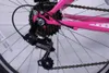 Close-up of the rear derailleur and cassette of a pink bicycle. Produktbild-Vorschau