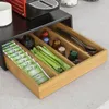 Geöffneter SoBuy Kapselhalter FRG280-SCH mit Teebeuteln, Kapseln und Löffeln im Einsatz Podgląd zdjęcia produktu