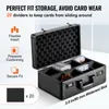 A black storage case for trading cards is shown open, displaying its interior compartments and foam padding. Text overlays highlight features and dimensions. Anteprima dell’immagine prodotto