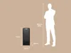 A diagram showing the dimensions of a black log basket next to a silhouette of a person for scale. Anteprima dell’immagine prodotto