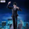 A statue of a character in a suit, standing in front of a city skyline at night. Produktbild-Vorschau