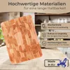 A wooden cutting board is shown on a table with kitchen shelves in the background. Text overlays describe the product's features. Produktbild-Vorschau