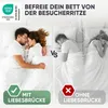 Collage image comparing sleeping with and without a "Liebesbrücke" (love bridge/gap filler). The left side shows a couple sleeping closely together with a checkmark and "MIT LIEBESBRÜCKE" (with love bridge). The right side shows a couple sleeping far apart Podgląd zdjęcia produktu