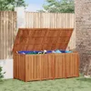 A wooden garden storage box filled with garden tools and a blue tarp, placed on a grassy lawn next to a wooden fence and a brick wall. Produktbild-Vorschau
