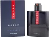 Dunkelblauer Flakon des Prada Luna Rossa Ocean Parfums neben passender Box mit rotem Prada-Streifen. Voir les images du produit