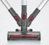 Close-up of the head and lower handle of a cordless vacuum cleaner, showing its articulated joint and roller brush. Produktbild-Vorschau