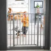 A child stands behind a baby gate in a home setting, with other family members visible in the background. Voir les images du produit