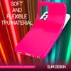 A bright pink phone case is shown with text describing its features against a colorful, blurred background. Anteprima dell’immagine prodotto