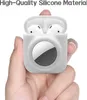 A hand holding a white silicone case for AirPods and an AirTag. Náhled obrázku produktu