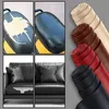 Collage mit Vorher-Nachher-Reparatur eines Motorradsitzes und eines Sofas, neben Rollen aus schwarzem, rotem, braunem und beigem strukturiertem Kunstleder Anteprima dell’immagine prodotto