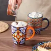 Kaffee in der Becher geben. Náhled obrázku produktu