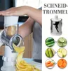 Weißer manueller Gemüsehobel in Gebrauch, schneidet eine Kartoffel in dünne gelbe Chips, mit Beispielen für geschnittenes Gemüse Voir les images du produit