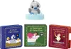 A toy projector with three storybook cartridges and a small duck figurine. Produktbild-Vorschau