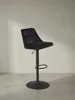 Frontansicht des schwarzen Barhockers mit Samtbezug und rundem Trompetenfuß, freigestellt vor weißem Hintergrund, der die schlanke Silhouette zeigt._#sku_SAFWL7.000#