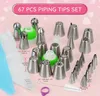 A collection of cake decorating piping tips and bags arranged on a pink background. Anteprima dell’immagine prodotto