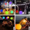 Vier Lifestyle-Szenen mit leuchtenden LED-Bällen in verschiedenen Farben, verwendet als Outdoor-Party- und Campingleuchten, mit Fernbedienungen Anteprima dell’immagine prodotto