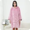 Kuschelige Hoodie Decke mit Ärmeln (Rosa) – Vielseitiger Produktbild-Vorschau 17