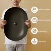 A man is holding a black oval sink in front of a light brown background. There are four circular icons with text next to the sink, describing its features. Anteprima dell’immagine prodotto