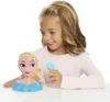 A young girl is playing with a Disney Princess Elsa Mini Styling Head. Voir les images du produit
