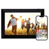 A digital photo frame displays a family photo, and a smartphone shows the Frameo app interface with more photos. Produktbild-Vorschau